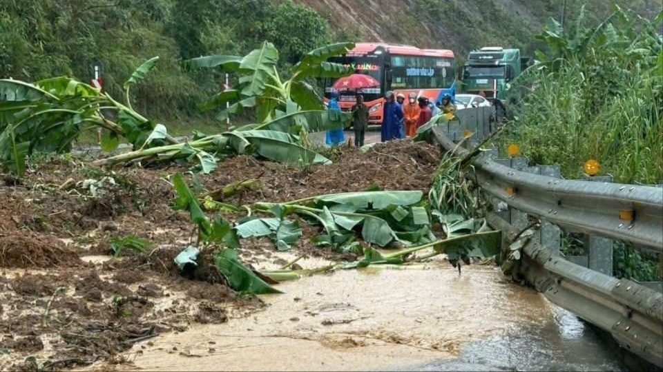 Sat lo tren duong Ho Chi Minh hinh anh
