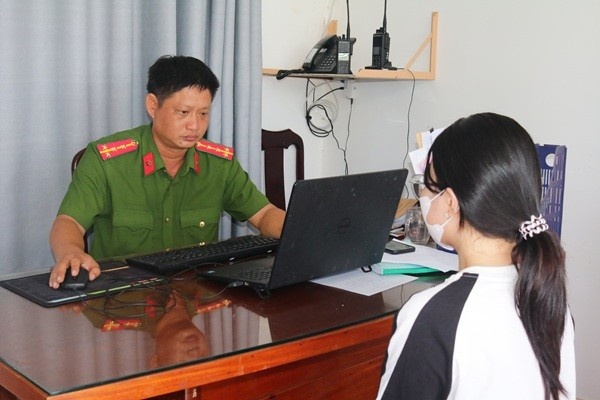 Co gai tre bi chiem doat 190 trieu dong, lua sang Campuchia hinh anh