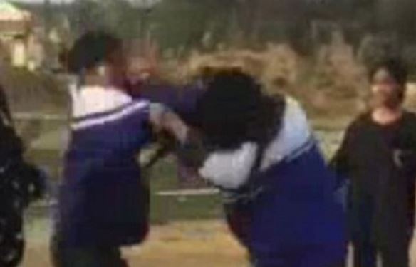 Lam ro vu nu sinh bi tum toc, hanh hung trong clip lan tren mang hinh anh