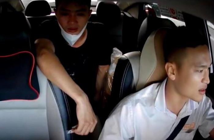 Thuong nguoi cha ngheo vua mat con, tai xe taxi cho mien phi 20 km hinh anh