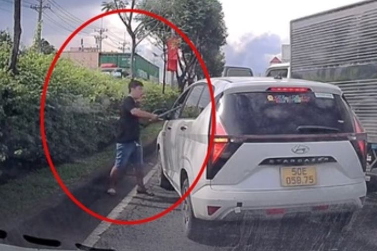 Xac minh vu tai xe chan dau, dap kinh oto giua duong o TP.HCM hinh anh