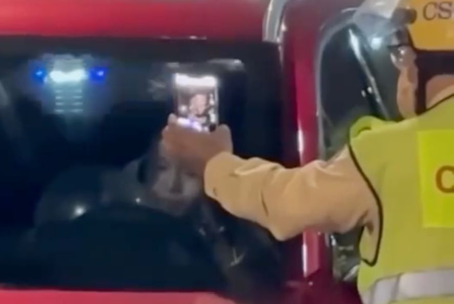 Xu phat nu ca si dung xe giua duong, hut 'bong cuoi' truoc mat CSGT hinh anh