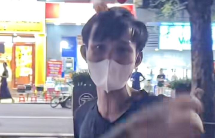 Vu quay roi du khach o Ho Guom: Cong an moi nguoi ban hang rong len hinh anh