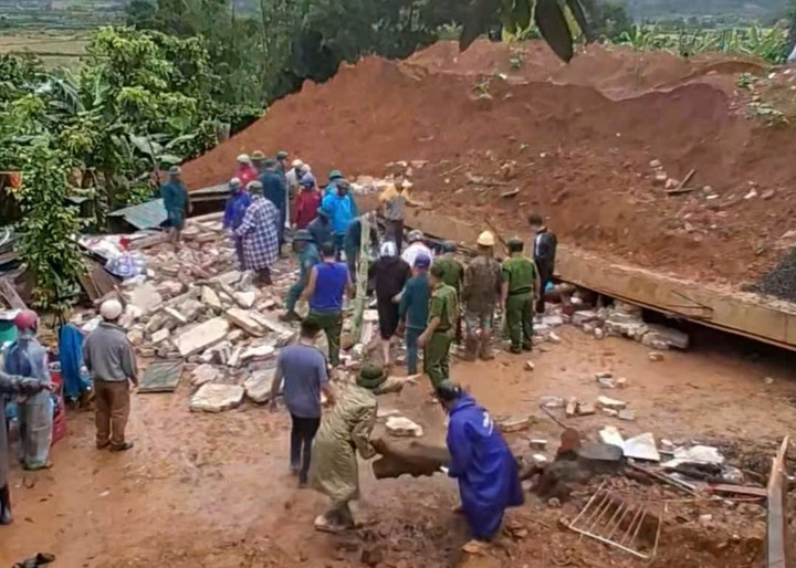 Tin moi vu sap mong nha khien hai cha con tu vong tai Dak Lak hinh anh