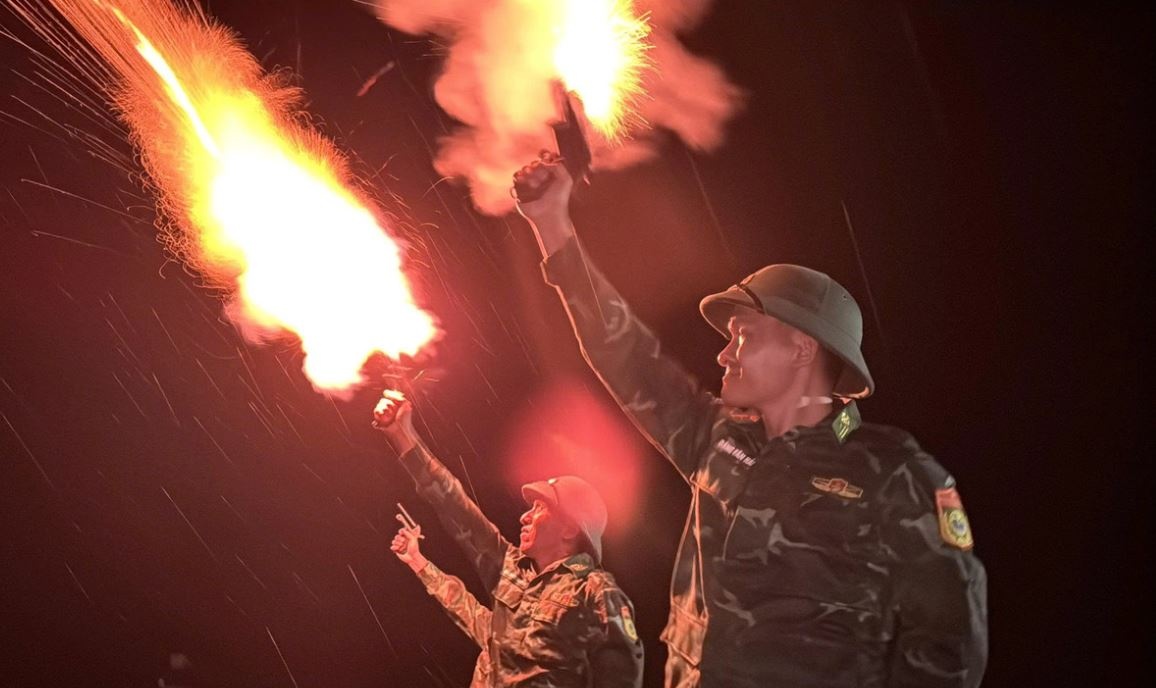 Quang Ngai ban phao hieu khan cap giua dem, keu goi tau thuyen vao bo hinh anh