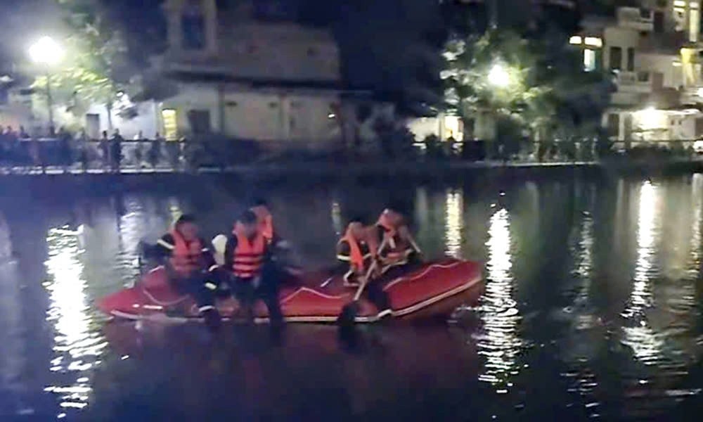 Hoc sinh lop 8 duoi nuoc thuong tam o Bac Ninh hinh anh