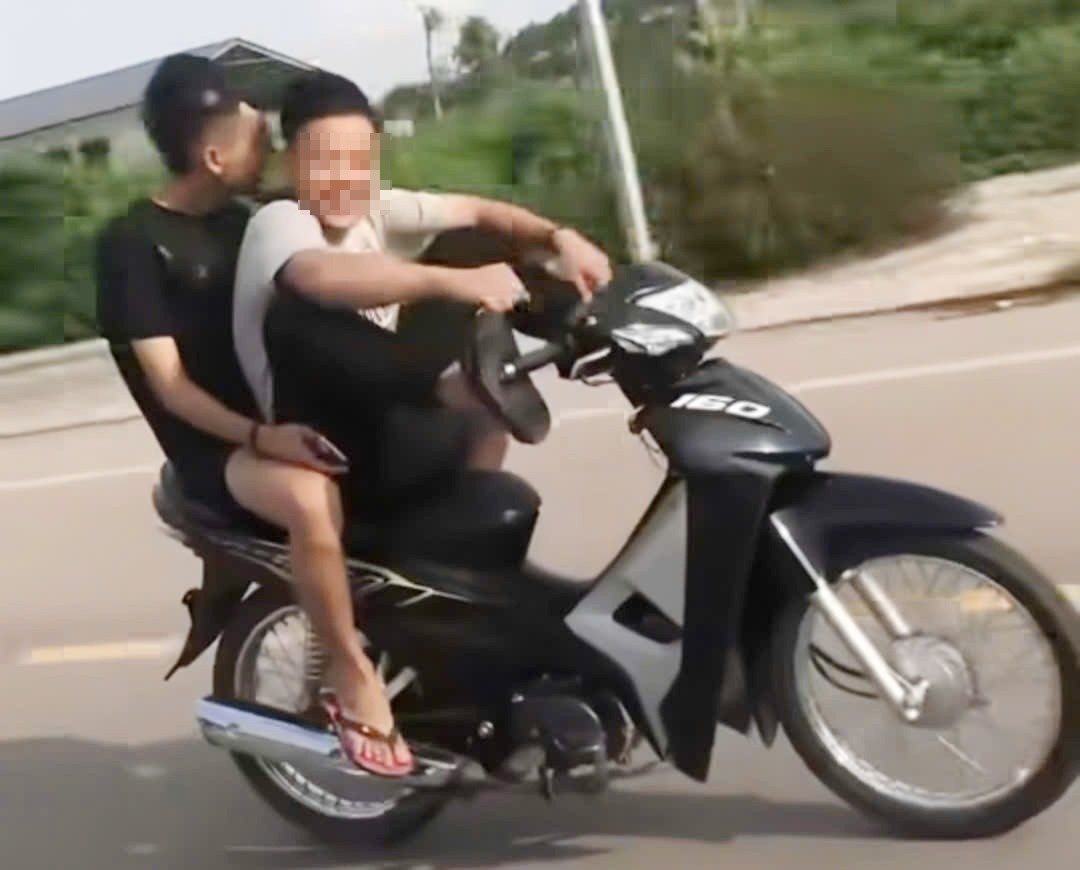 Bi cong an ‘so gay’ vi khoe video lai xe bang chan len mang xa hoi hinh anh