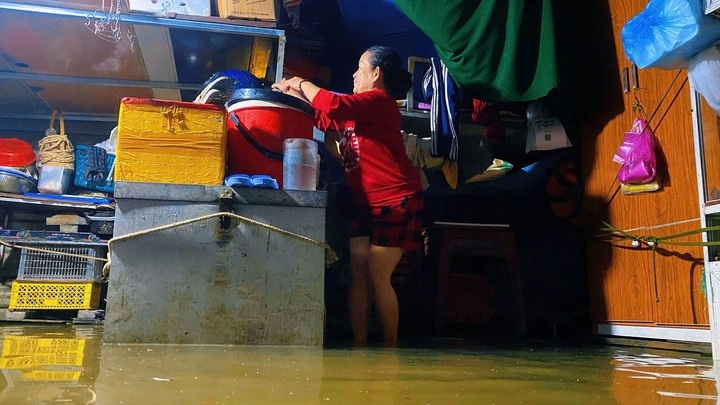 Mua xoi xa, nuoc song len nhanh, nguoi dan TP Hue chay lu trong dem hinh anh