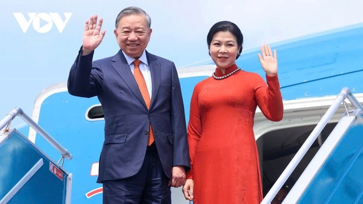 Tong Bi thu To Lam va Phu nhan sap tham Anh hinh anh