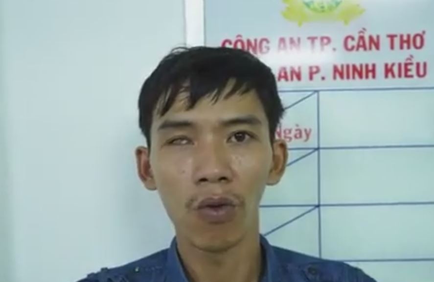 Bat nhom 'chan dat' tre em ngam dau hoa phun lua xin tien hinh anh