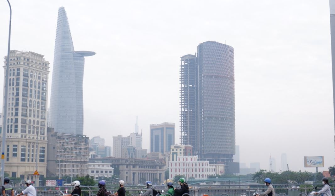 TP.HCM mu suong nhu Da Lat, sap mua to gio manh hinh anh