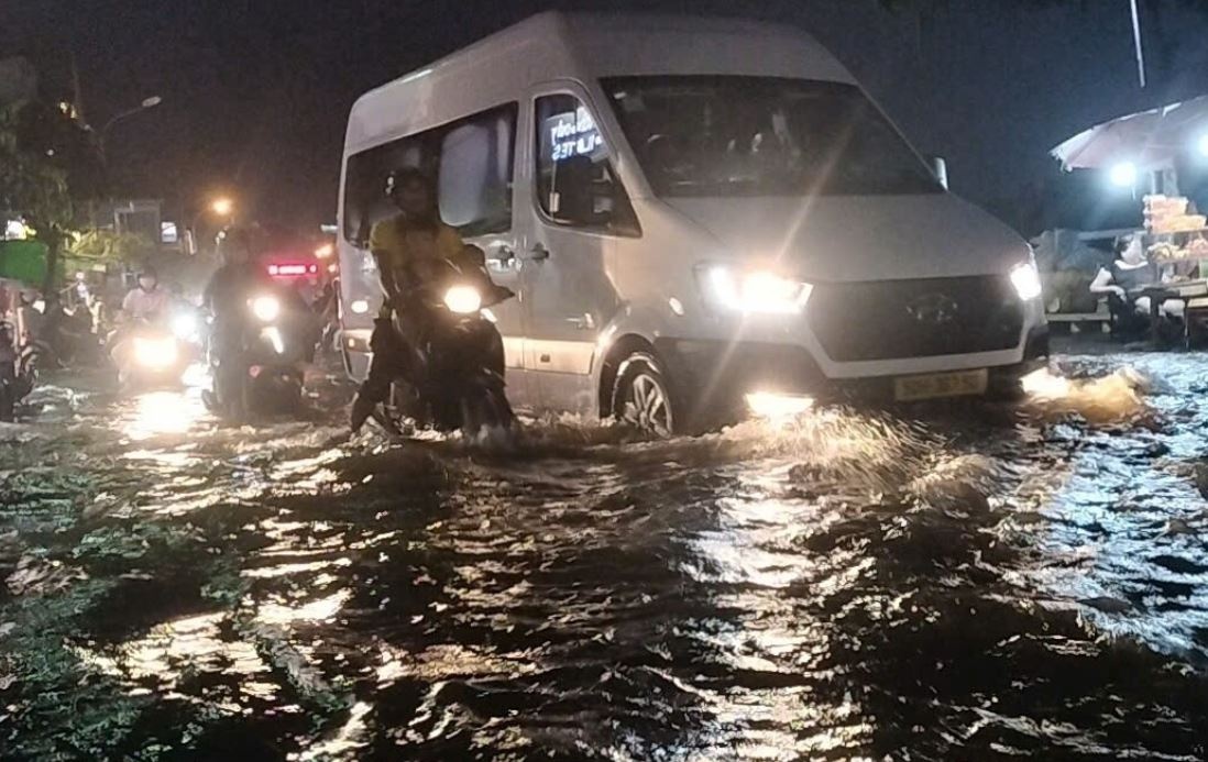 Trieu cuong len bao dong 3, xe chet may la liet o TP.HCM hinh anh