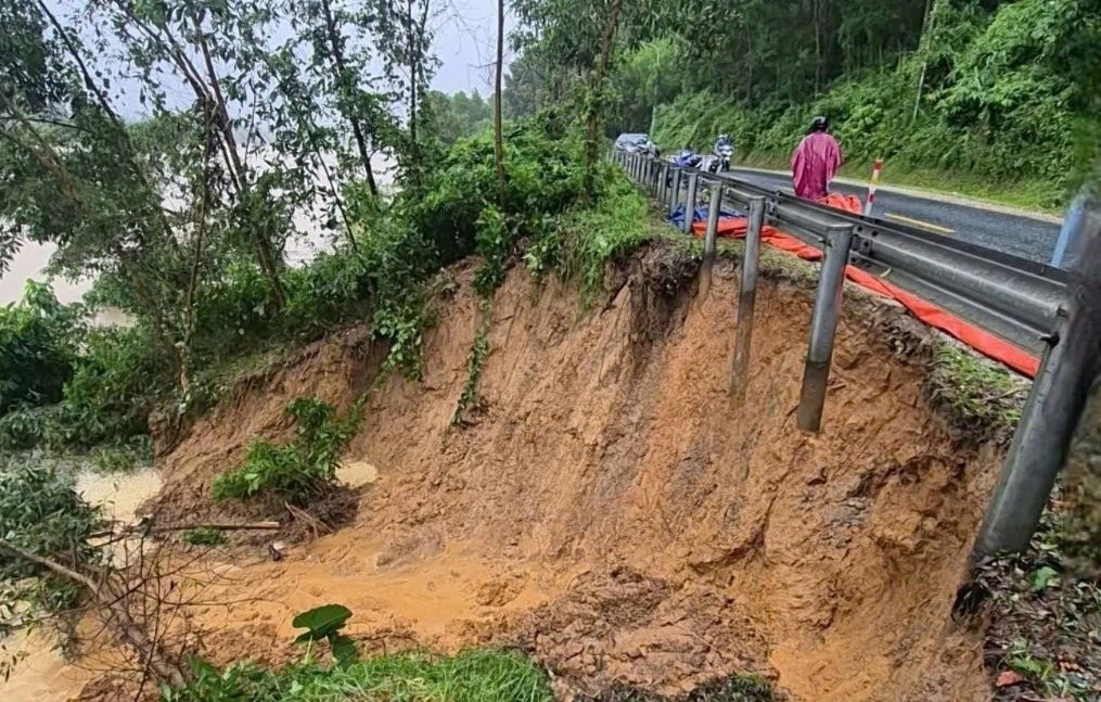 Mua lon tiep dien gay ngap lut dien rong o TP Hue hinh anh