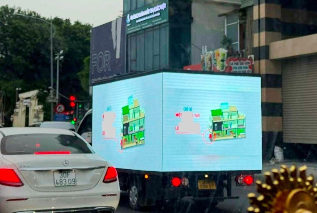 Choang voi xe tai 'trum bien LED' chay giua trung tam Ha Noi hinh anh