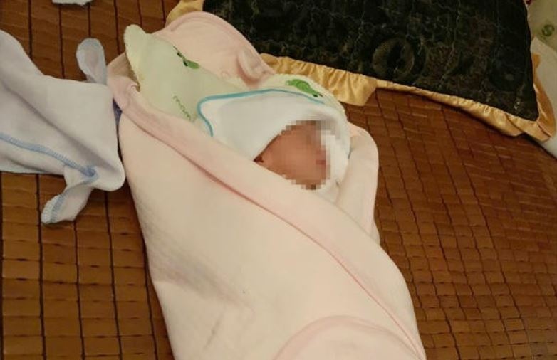 Be so sinh bi bo roi truoc cong nha dan luc rang sang hinh anh