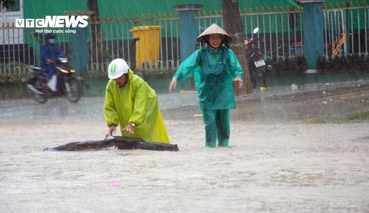 Thoi tiet mien Trung 23/10 anh 1