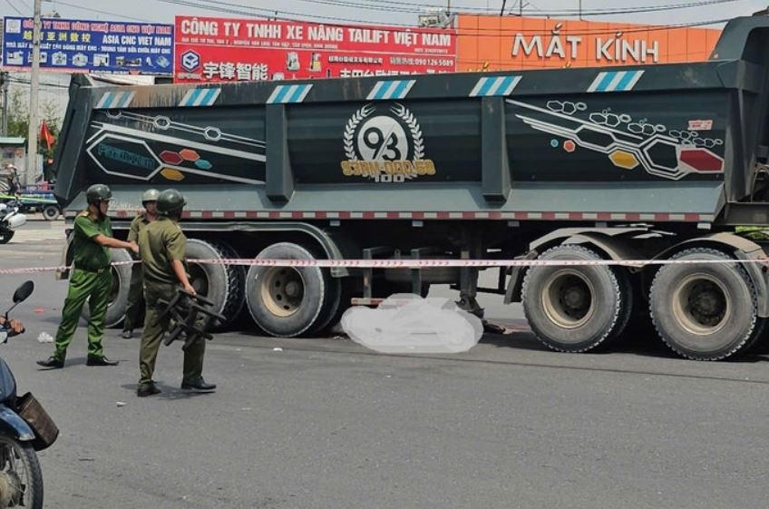 Hai co gai tu vong duoi banh xe ben dau keo o TP.HCM hinh anh