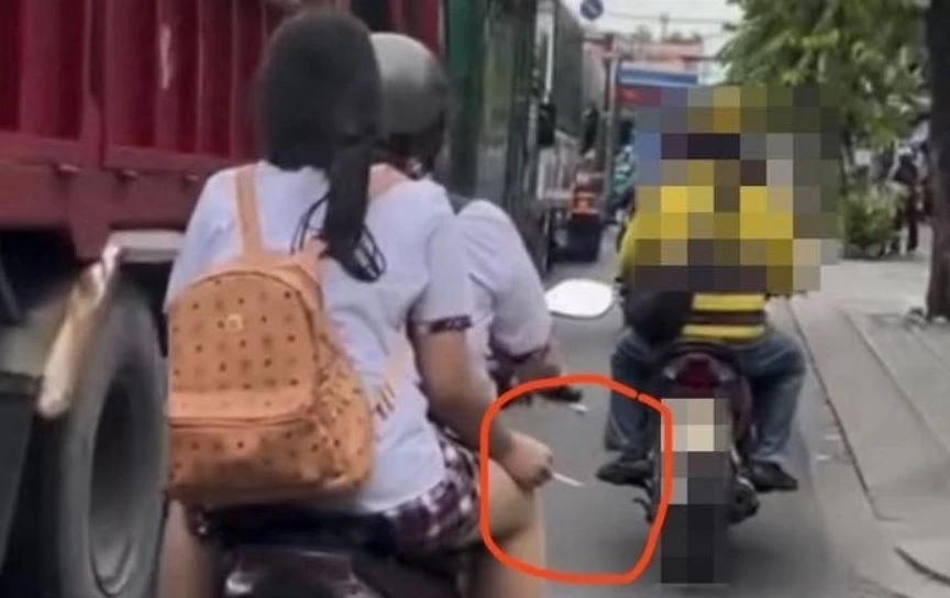 Nu sinh khong doi mu bao hiem, hut thuoc tren duong TP.HCM hinh anh