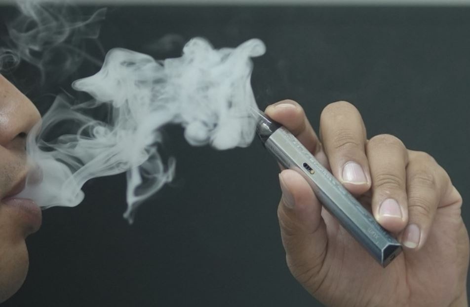 Hut thuoc la dien tu chua ma tuy, thieu nien 15 tuoi ton thuong nao hinh anh