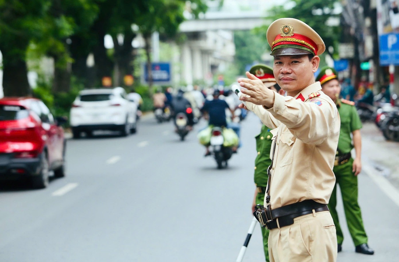 Ha Noi tam cam mot so tuyen duong hinh anh