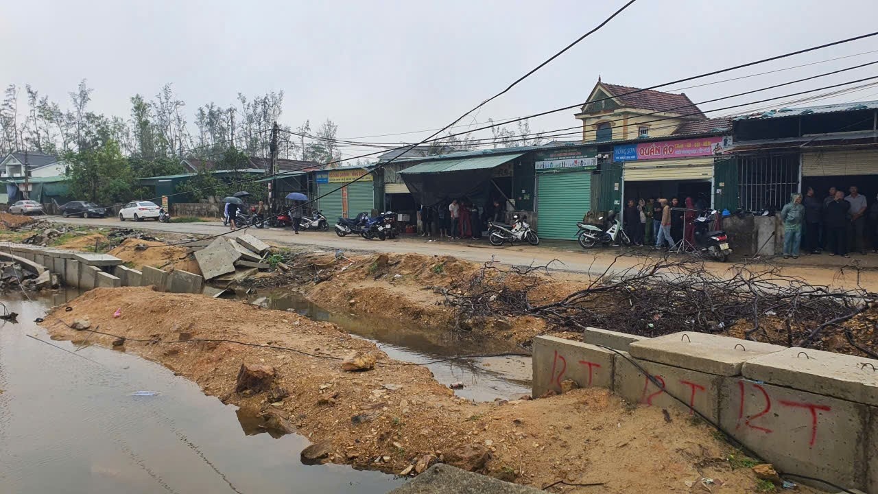 Nam sinh lop 11 bi dien giat tu vong khi dang cau ca hinh anh
