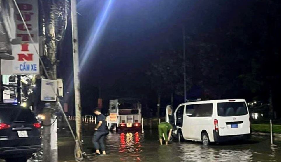 Hai tre bi dien giat tu vong khi trieu cuong len cao hinh anh