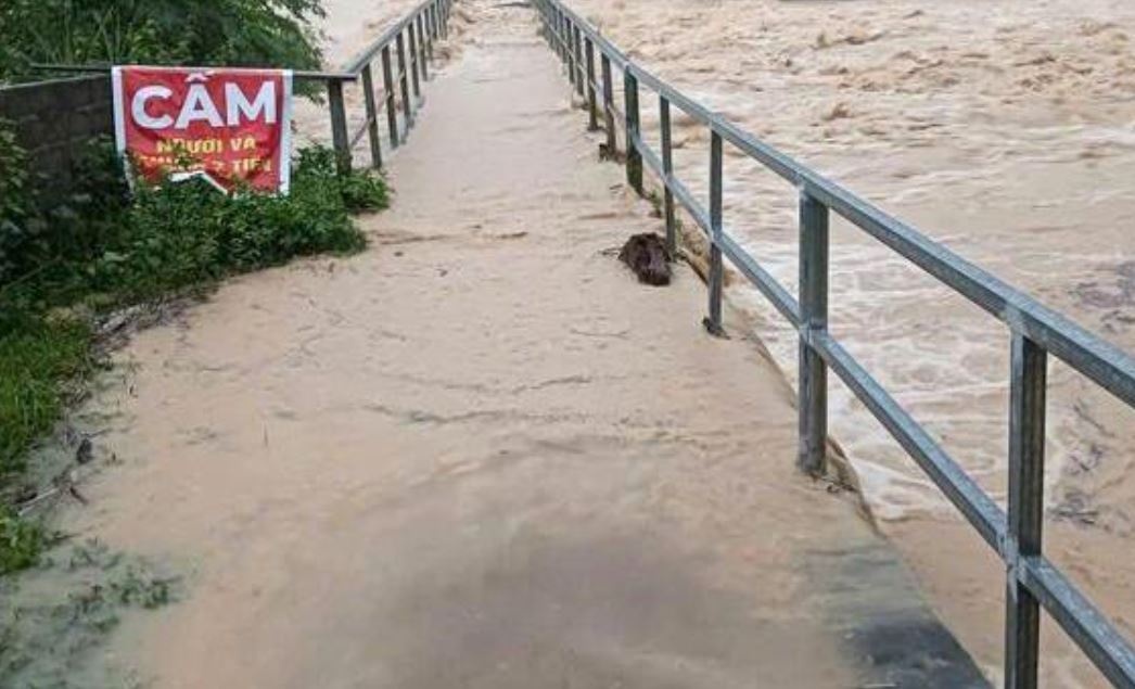 Mien Trung nguy co lu lon dien rong, trong tam mua to o 4 tinh thanh hinh anh