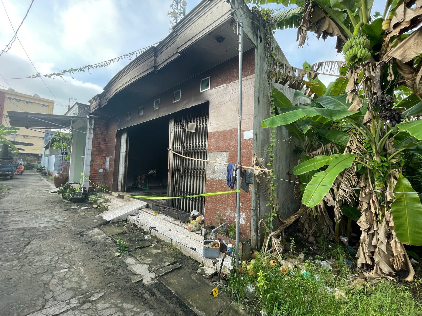 Nghi van dot nha vo cu roi tu sat hinh anh