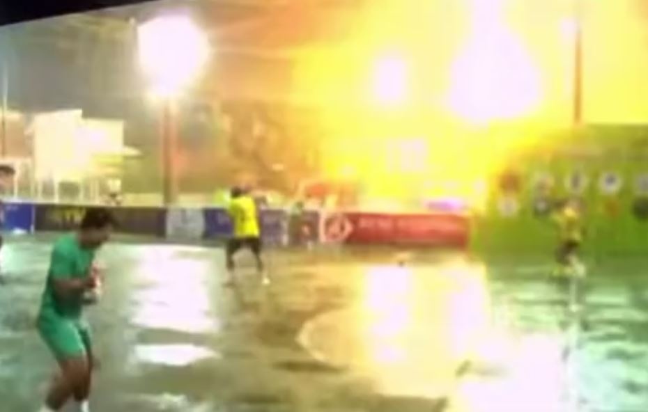 Cau thu chay tan loan khi set danh xuong san bong o TP.HCM hinh anh