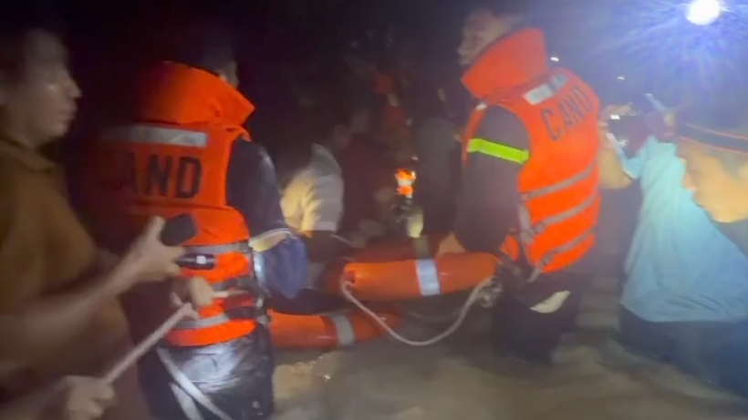 Cuu hon 100 nguoi bi nuoc lu uy hiep o TP.HCM luc nua dem hinh anh