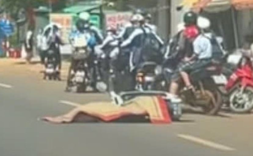 Oto tai va xe dap dien, be gai 12 tuoi tu vong tai cho hinh anh