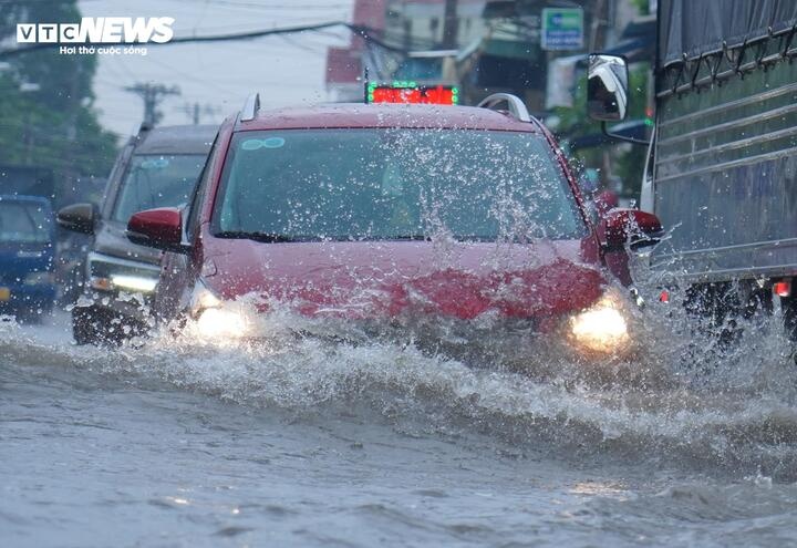 Bao so 13 Bao Kalmaegi anh 1