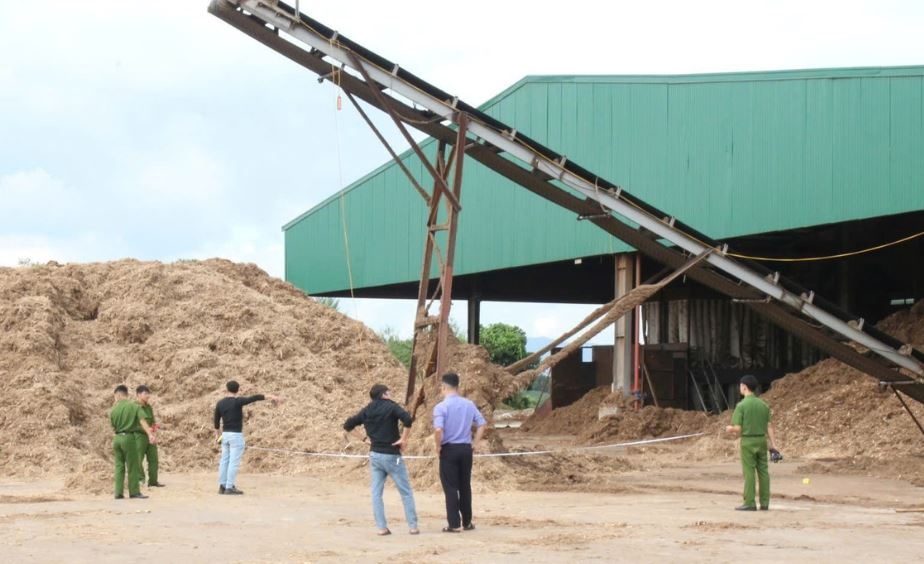 Nga tu do cao 6 m, nam cong nhan tu vong trong xuong go hinh anh