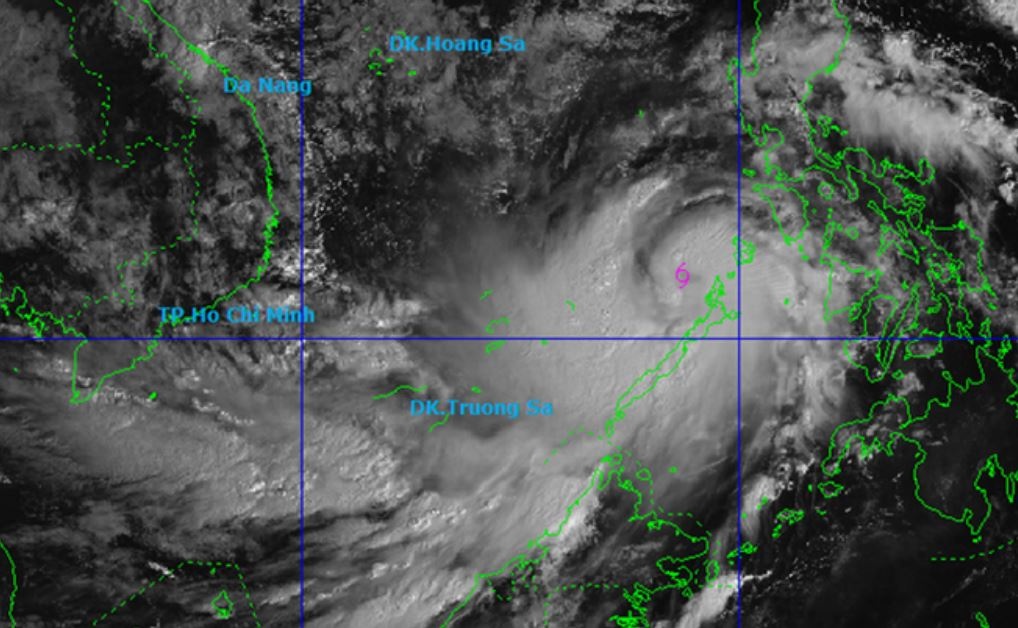 Vi sao bao Kalmaegi con manh len sau khi vao Bien Dong? hinh anh