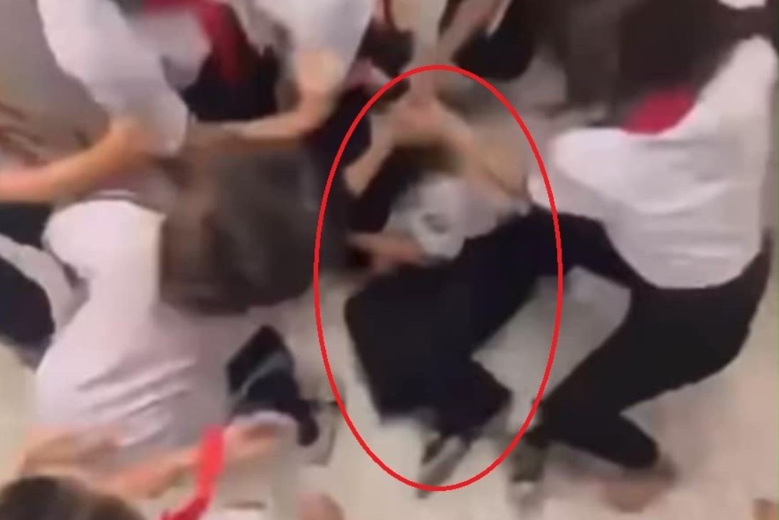 Nu sinh bi ban vay danh trong nha ve sinh truong hoc o TP.HCM hinh anh