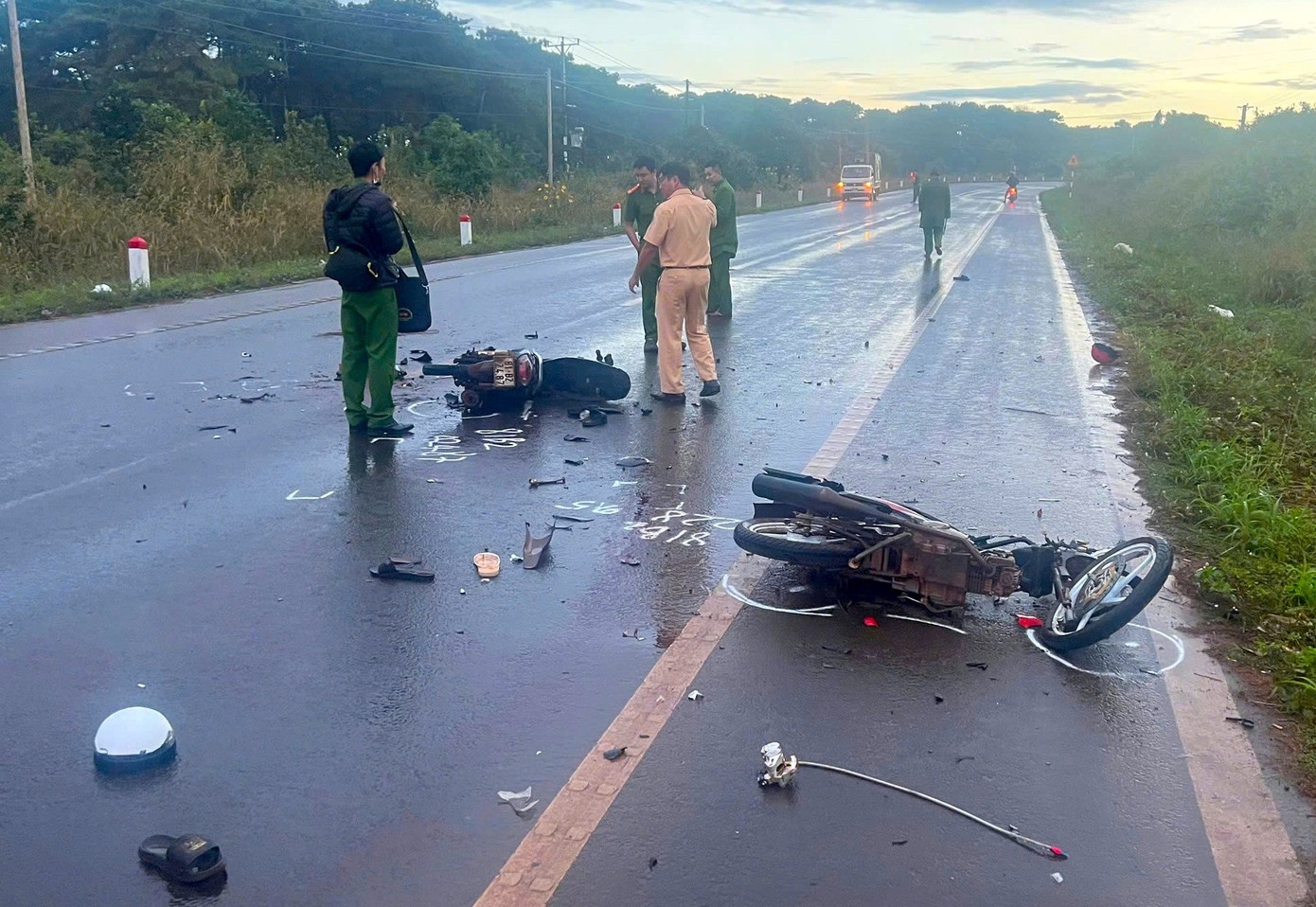 Hai xe may va cham manh, hai thieu nien tu vong tai cho hinh anh