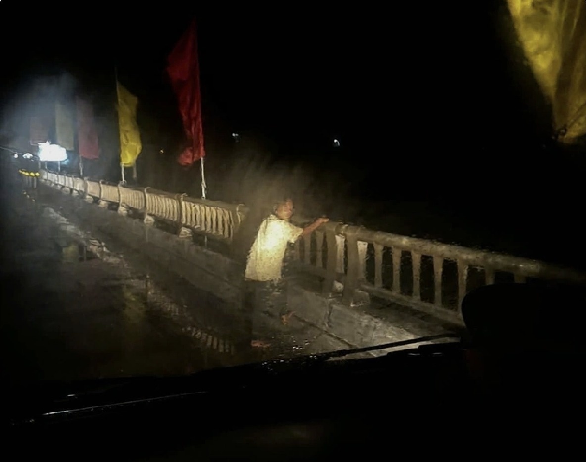 Giai cuu nguoi phu nu dung tren cau dinh tu tu hinh anh