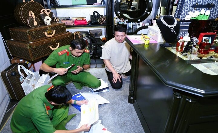 Chong ca si Doan Di Bang bi khoi to, bat giam de dieu tra hanh vi gi? hinh anh