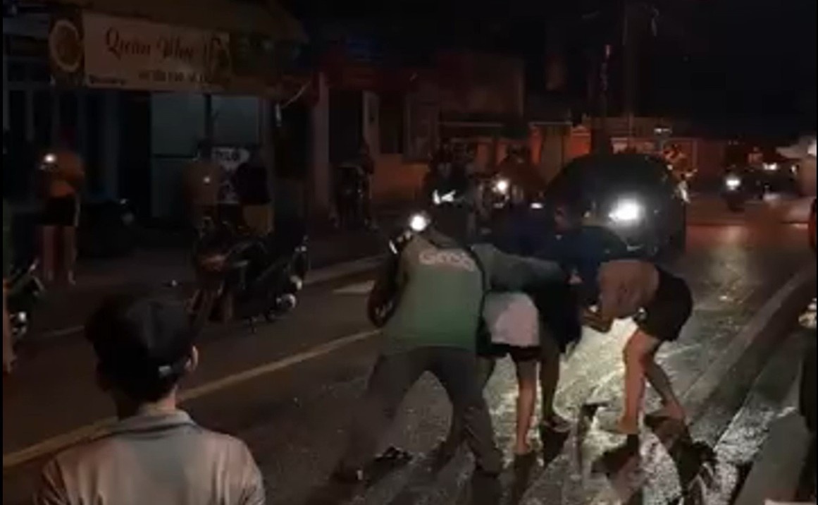 Cong an truy tim nhom nguoi dung xe danh nhau giua duong o TP.HCM hinh anh