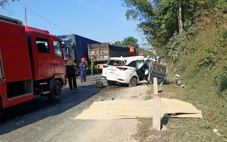 Oto lan lan tong xe dau keo, 4 nguoi chet: Khoi to vu an, bat tai xe hinh anh