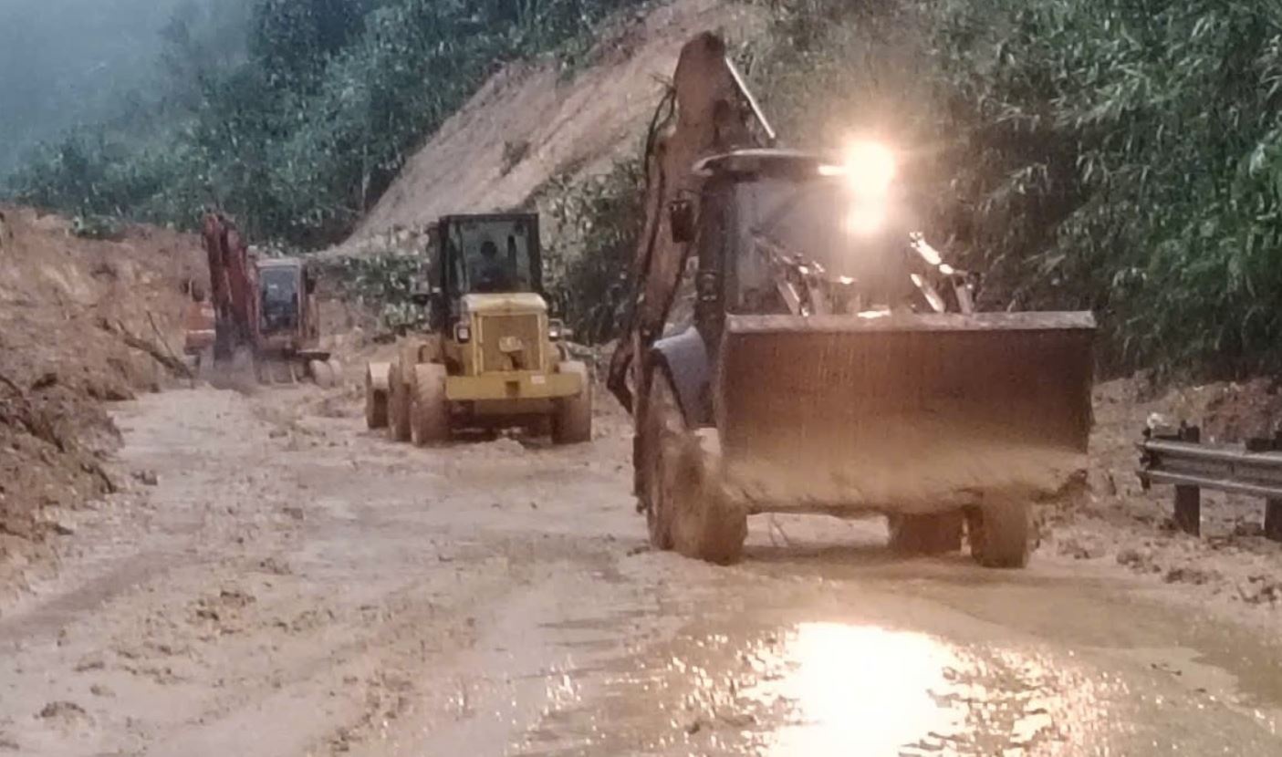 Hang chuc oto ket cung tren deo Lo Xo, sat lo van tiep dien hinh anh