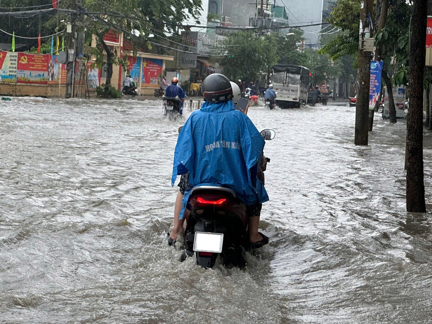 Mua trieu cuong TP.HCM anh 1