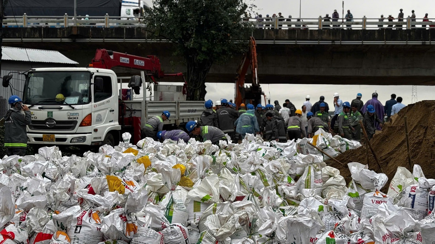 Cap toc dung bao cat chan kenh, ngan nuoc song tran vao Quang Ngai hinh anh