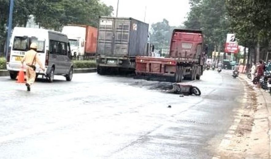 Nguoi phu nu tu vong duoi banh xe container o TP.HCM hinh anh