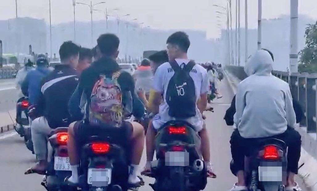 Xu ly nhom 'choai choai' dau tran di xe may hang ngang o cau Vinh Tuy hinh anh