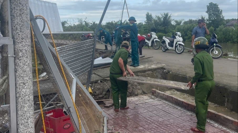 Loc xoay keo sap, toc mai 17 can nha o Ca Mau hinh anh