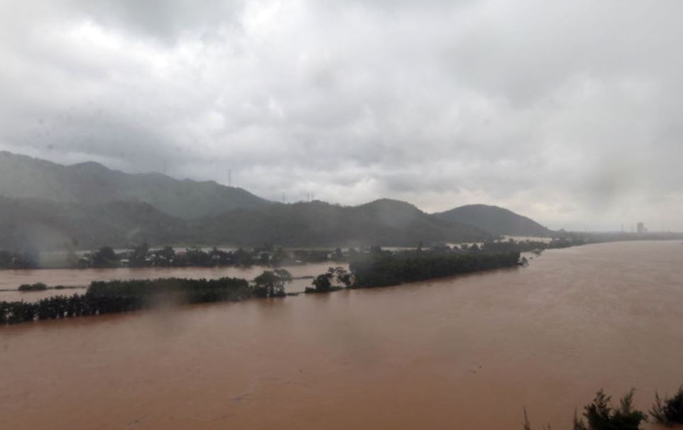 Ho tro khan cap 350 ty dong cho Hue, Quang Tri, Quang Ngai hinh anh