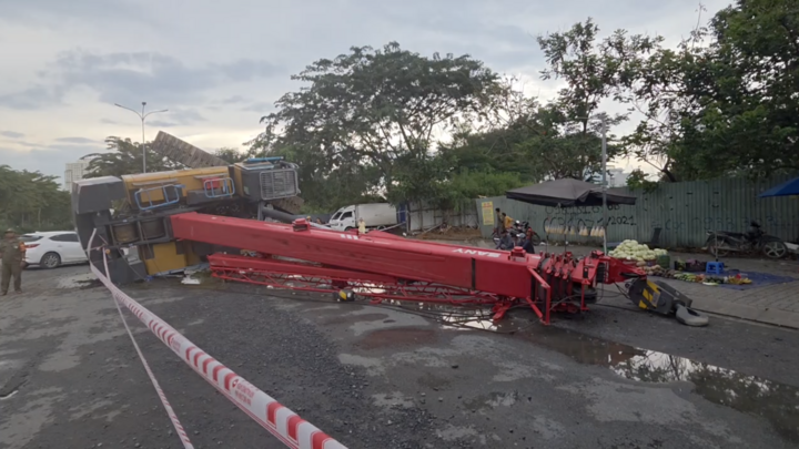 Can cau roi khoi xe dau keo giua duong o TP.HCM hinh anh