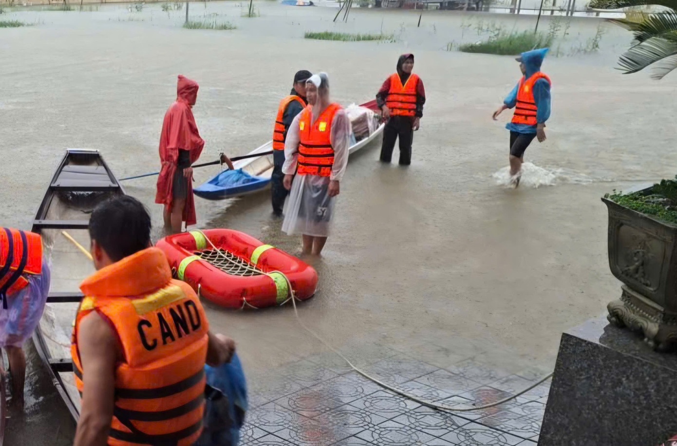 6 nguoi di cuu tro bi lat ghe giua mua lu tai Hue hinh anh