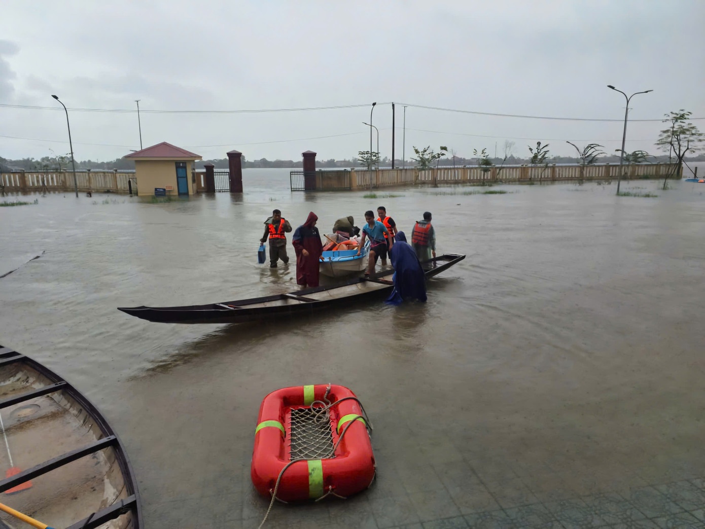 Cuu tro lat ghe anh 2